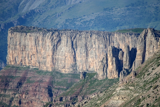 Mehmetçik dağları teröristlerden temizledi, Şemdinli huzura kavuştu